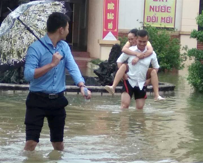 Can bo xa loi nuoc, cong nhau vao tru so lam viec do bi ngap nuoc