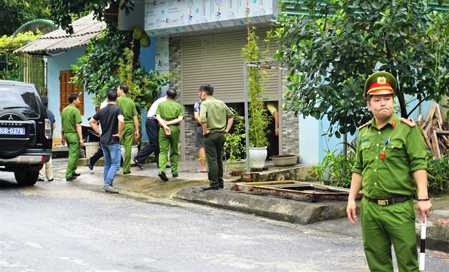 Ong Vu Trong Luong duoc ‘sep’ dua chia khoa vao phong niem phong bai thi