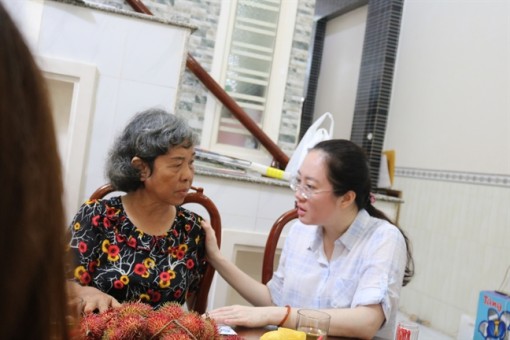 Hội LHPN TP.HCM thăm nữ biệt động thành Lê Hồng Quân