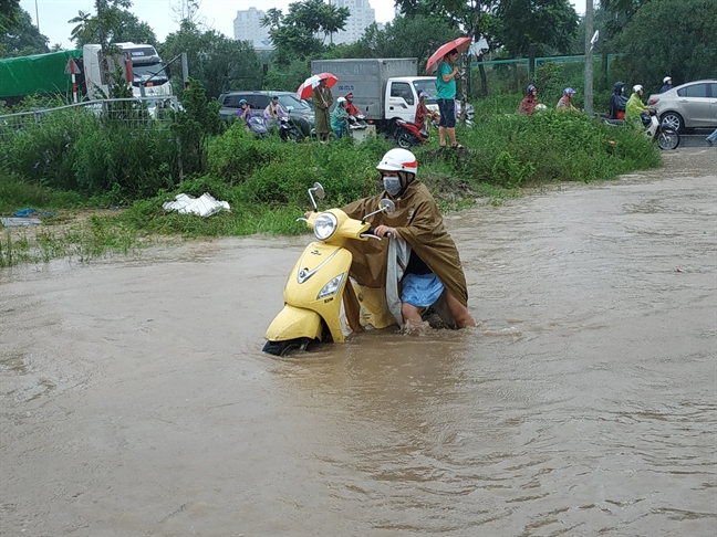 Mua suot dem khien Ha Noi ngap trong bien nuoc