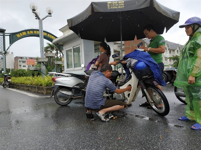 Nghe dac biet hot bac trieu trong ngay Ha Noi ngap lut