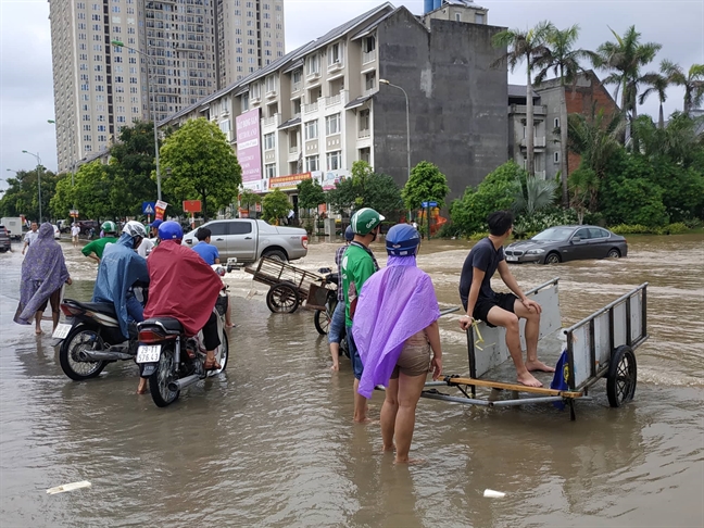 Nghe dac biet hot bac trieu trong ngay Ha Noi ngap lut