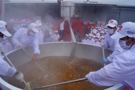 Dùng hơn 1 tấn bánh phở cùng 1 tạ thịt bò để nấu tô phở lớn nhất thế giới