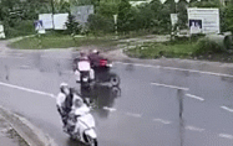 Va chạm xe máy ngã xuống đường, 3 người bị xe tải cán thương vong ở Lâm Đồng