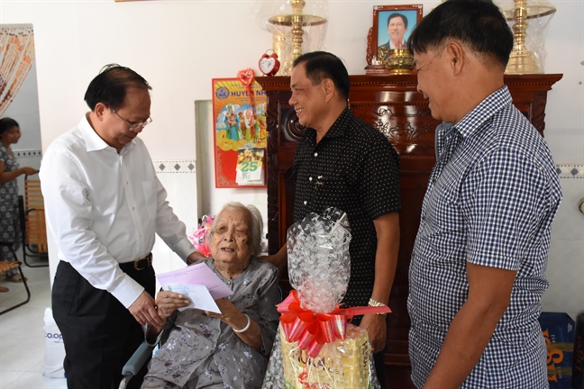 Lanh dao TP.HCM tham, tang qua cac doi tuong chinh sach nhan ngay 27/7