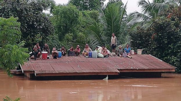 Vo dap thuy dien tai Lao: Chay dua de cuu ho, gap rut vien tro nguoi bi nan