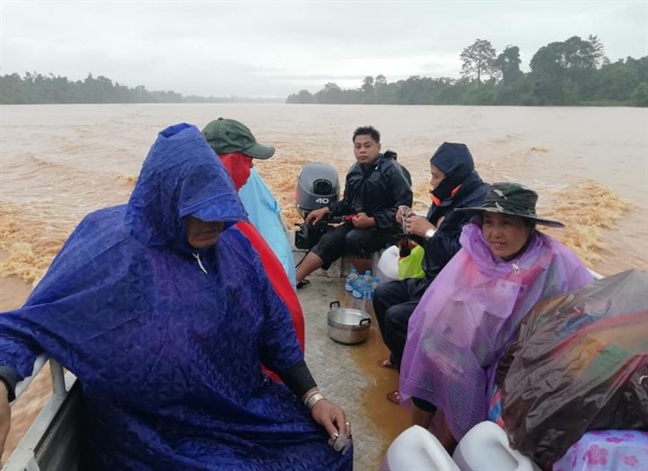 Vo dap thuy dien tai Lao: Chay dua de cuu ho, gap rut vien tro nguoi bi nan