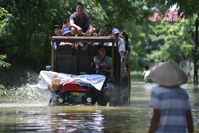 Gan 1.000 ho dan o Ha Noi van dang vat lon song chung voi nuoc lu