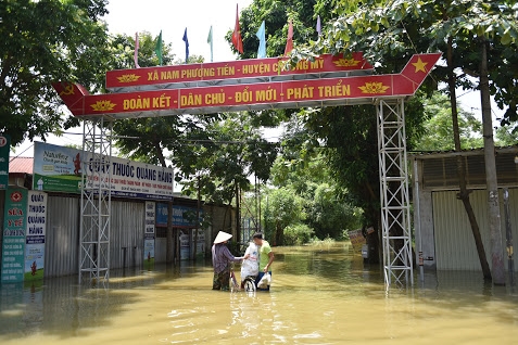 Gan 1.000 ho dan o Ha Noi van dang vat lon song chung voi nuoc lu