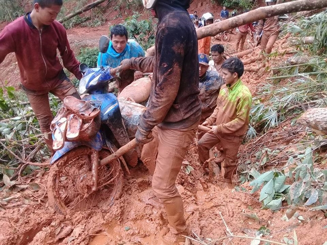 Vo dap thuy dien tai Lao: Chay dua voi nuoc lu de cuu 3.000 nguoi mac ket