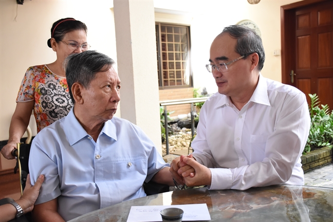 Bi thu Thanh uy Nguyen Thien Nhan tham va tang qua gia dinh chinh sach
