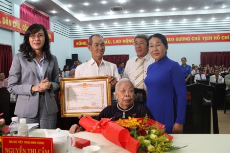 Phong, truy tặng danh hiệu 44 Mẹ Việt Nam Anh hùng