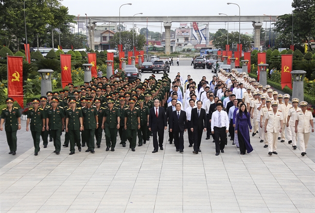 Lanh dao TP.HCM tri an cac Anh hung liet si