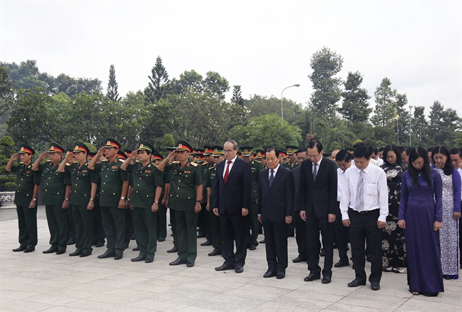 Lanh dao TP.HCM tri an cac Anh hung liet si