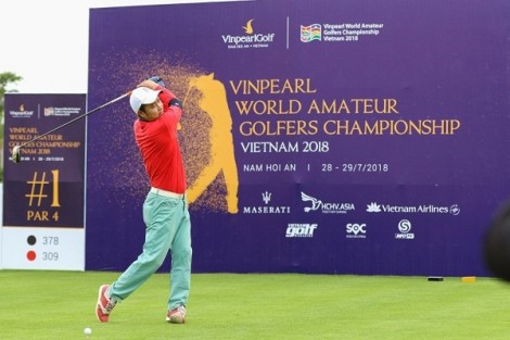 Cựu danh thủ Nguyễn Hồng Sơn so gậy cùng vợ chồng nhạc sĩ Minh Khang tại Vinpearl Golf Nam Hội An