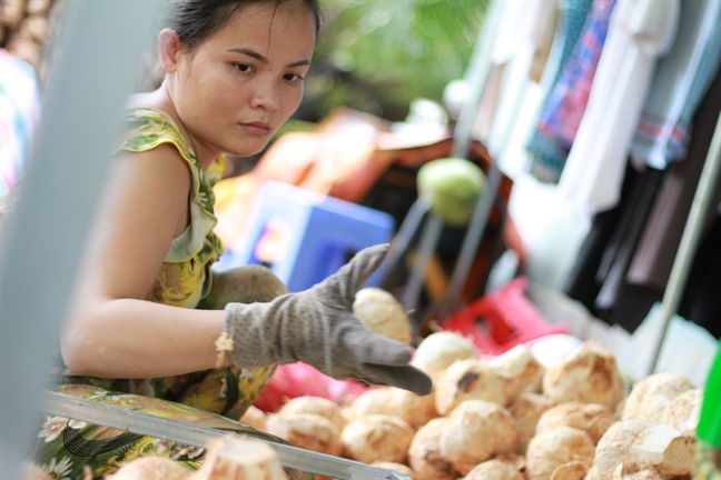 Dua dua nuong Ben Tre bat nap nhu lon nuoc ngot hut nguoi mua