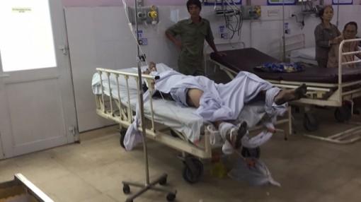 Khống chế kẻ ngáo đá nhốt bạn gái, một cảnh sát và người dân bị thương