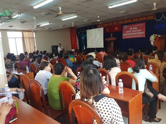 Quan 6: Hoi vien, phu nu nghe noi chuyen thoi su ve tinh hinh bien dao