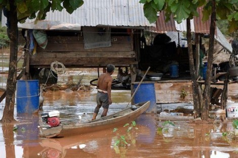 Bùn lầy cản trở công tác cứu hộ sau lũ lụt từ vụ vỡ đập thủy điện tại Lào