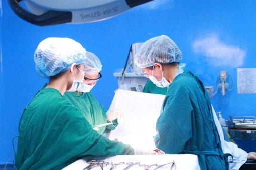 Sợ đụng 'dao kéo', một phụ nữ sống chung với u khổng lồ gần 30 năm