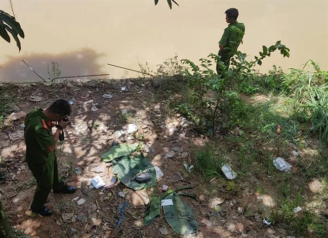 Be trai 2 tuoi tu vong ben canh hai phu nu bat tinh duoi gam cau