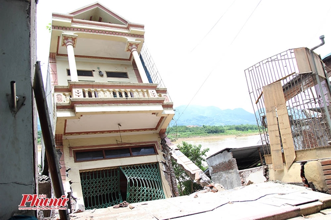 Canh hoang tan phut choc sau vu lo nha xuong song Da o Hoa Binh