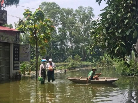 Ngập úng sâu, một người dân Hà Nội suýt chết đuối vì chèo thuyền tự chế bằng xốp