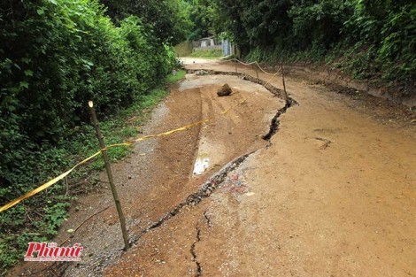 Hòa Bình: Nhà nghiêng ngả, đường nứt toác, chực chờ sập xuống sông Đà