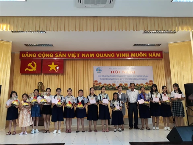 Quan 3: Trao tang hoc bong Nguyen Thi Minh Khai