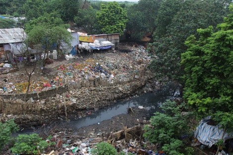 Chân cầu Long Biên ngập rác sau đợt mưa lớn