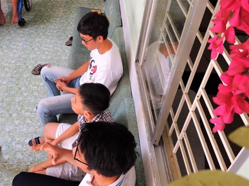 Ba anh em mồ côi và ước mơ đan mọi tấm lòng thành 'cuộn chỉ lớn'