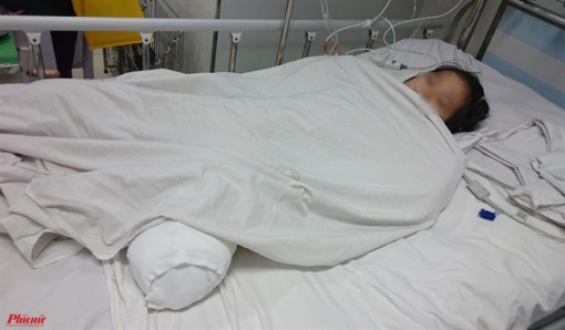 Nghị lực của bé gái 10 tuổi bị xe tải cán lìa chân khi cùng mẹ đi lấy thuốc chữa bệnh