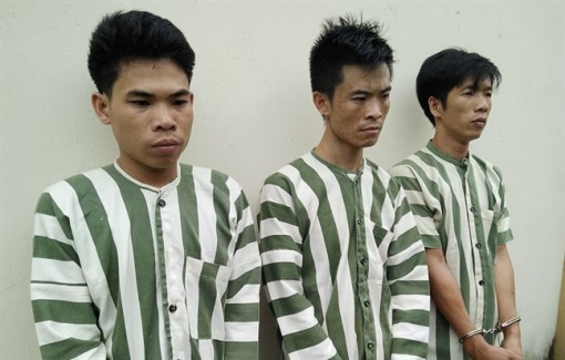 Nhóm thanh niên dọa giết người để cướp ô tô