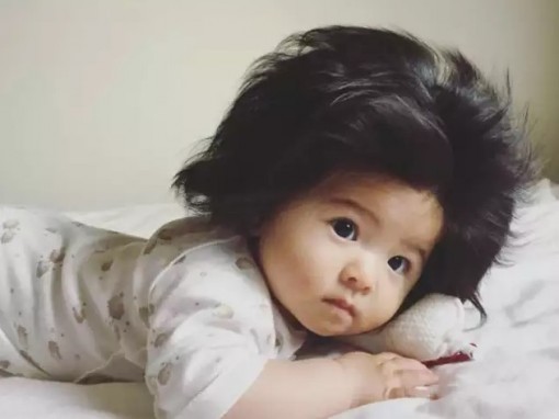 Bé gái 7 tháng tuổi bỗng dưng nổi tiếng nhờ ‘mái tóc đốn tim’