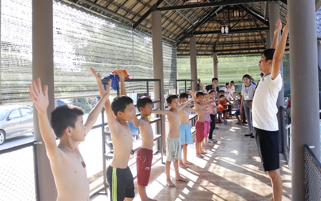 Doi vo chong bo tien ty day tieng Anh, nhac, boi, vo thuat cho hoc sinh ngheo