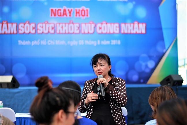 Cong nhan 'tut nhan sac' trong Ngay hoi cham soc suc khoe nu cong nhan