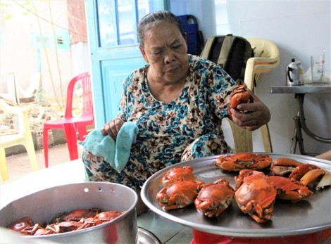 Mâm cua hấp bán sạch trong vòng 5 phút của bà Ba ở Sài Gòn