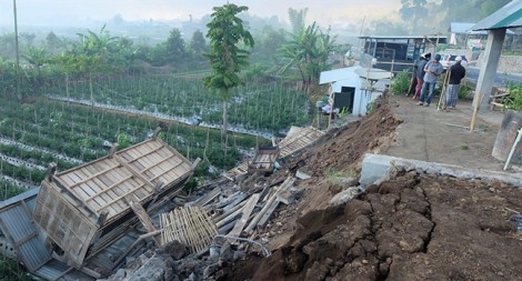 Động đất mạnh khiến 82 người Indonesia thiệt mạng