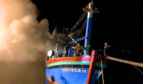 Thuyền cá trị giá 10 tỷ đồng bốc cháy trước giờ ra khơi