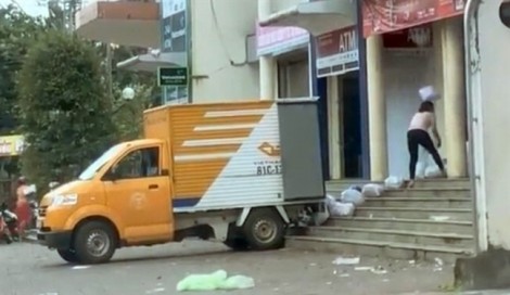Nhân viên bưu điện Gia Lai chuyển hàng của khách như 'ném rác'