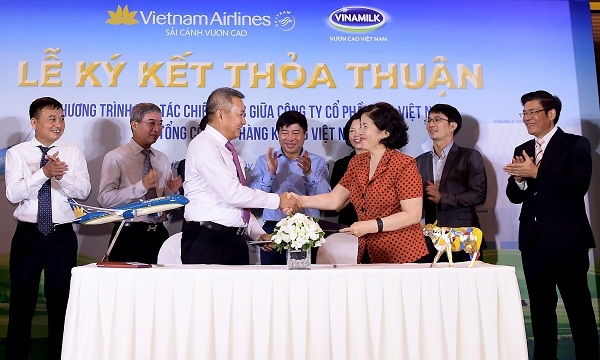 Vietnam Airlines va Vinamilk hop tac chien luoc cung phat trien thuong hieu vuon tam quoc te