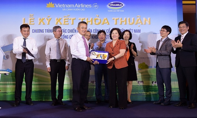 Vietnam Airlines va Vinamilk hop tac chien luoc cung phat trien thuong hieu vuon tam quoc te