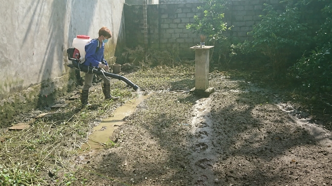 Nha dan vung ngap Chuong My duoc dong loat phun thuoc phong dich benh