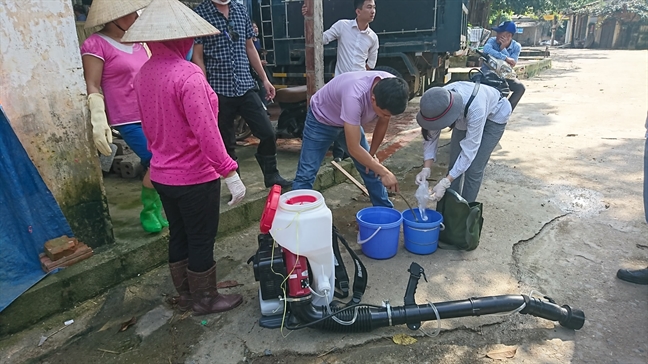 Nha dan vung ngap Chuong My duoc dong loat phun thuoc phong dich benh