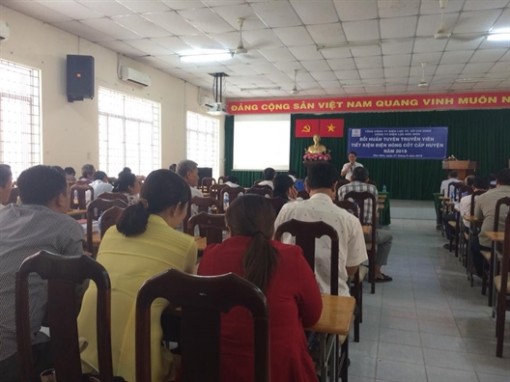 Huyện Hóc Môn: Vận động hội viên theo dõi tình hình tiết kiệm điện của hộ gia đình