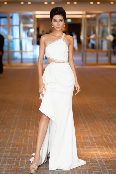 H'hen Niê diện váy trắng cut-out lọt vào top mặc đẹp nhất tuần