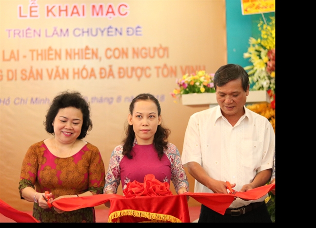 Khai mac trien lam anh cung hien vat ve dat va nguoi Gia Lai