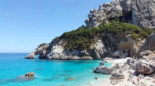 Đến đảo Sardinia tuyệt đẹp, du khách bị phạt 3.000 USD vì lấy cát làm quà lưu niệm