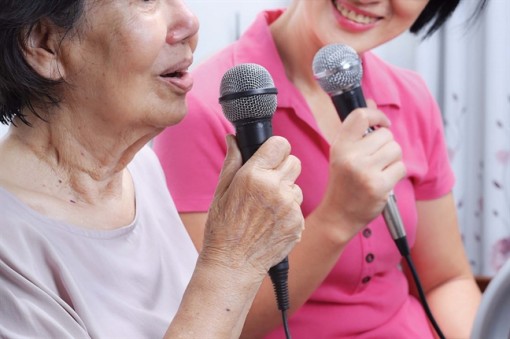 'Cho má đi chơi vài ngày nghe ba'