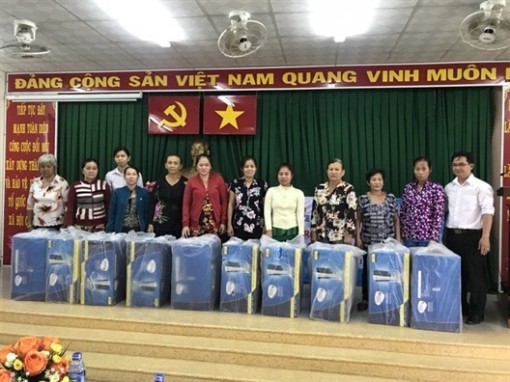Huyện Bình Chánh: Trao bình lọc nước cho 40 hộ nghèo